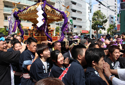 立志舎高校の生徒が地元のお祭りで神輿を担ぎました！