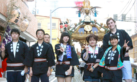 立志舎高校の生徒が地元のお祭りで神輿を担ぎました！