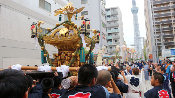 立志舎高校の生徒が地元のお祭りで神輿を担ぎました！