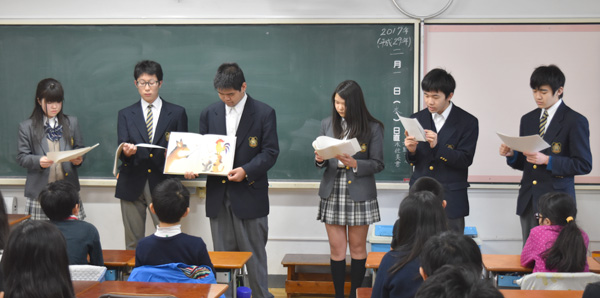 演劇同好会が近隣の小学校で「読み聞かせ」公演を行いました