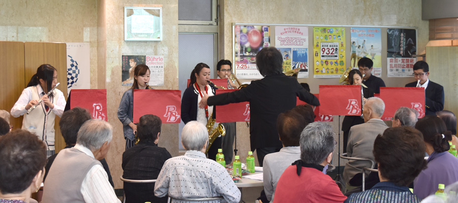 演劇同好会と吹奏楽部が地元の町内会の会合で講演を行いました