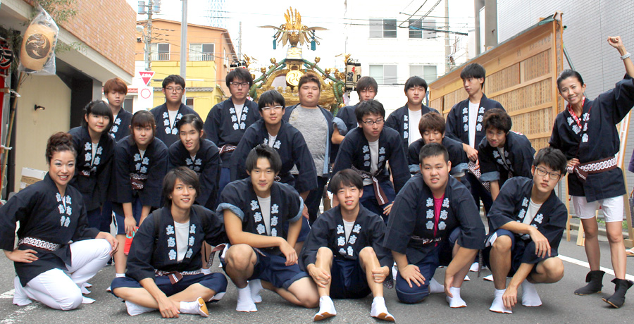 立志舎高校の生徒が地元のお祭りで神輿を担ぎました！