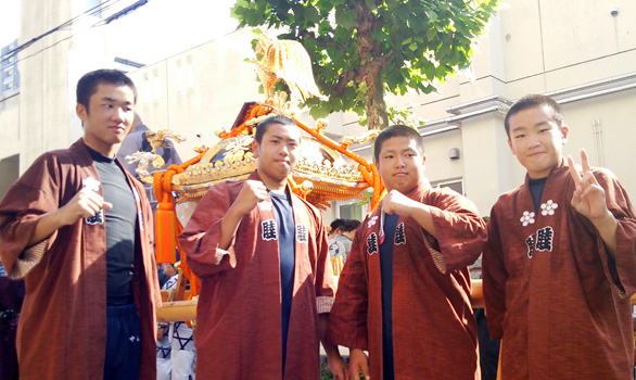 野球部が亀戸天神社大祭で神輿を担ぎました