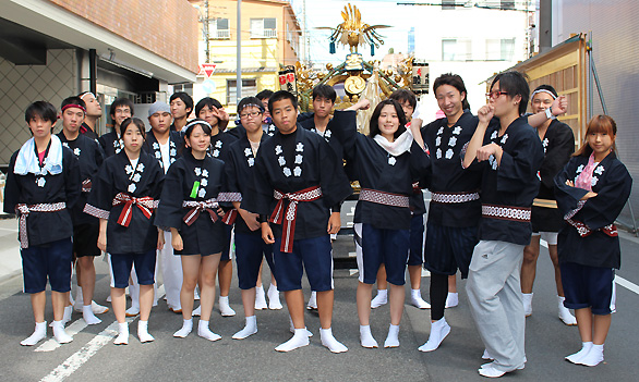 祭だ！神輿だ！ワッショイ！立志舎高校の生徒が祭りで神輿を担ぎました