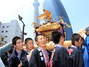 立志舎高校野球部がスカイツリー開業記念神輿を元気いっぱい担ぎました！